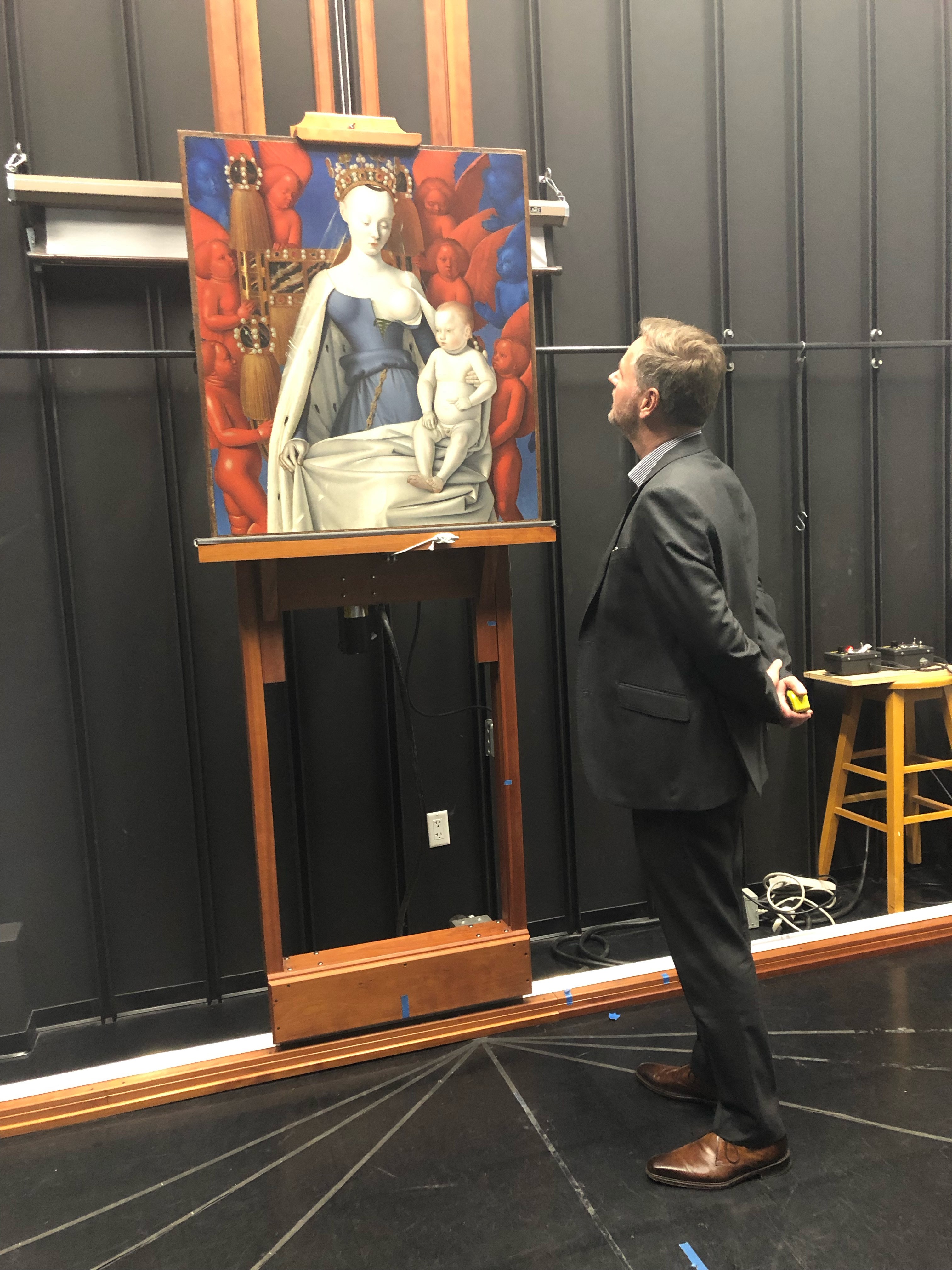 Een man bekijkt de Madonna van Fouquet