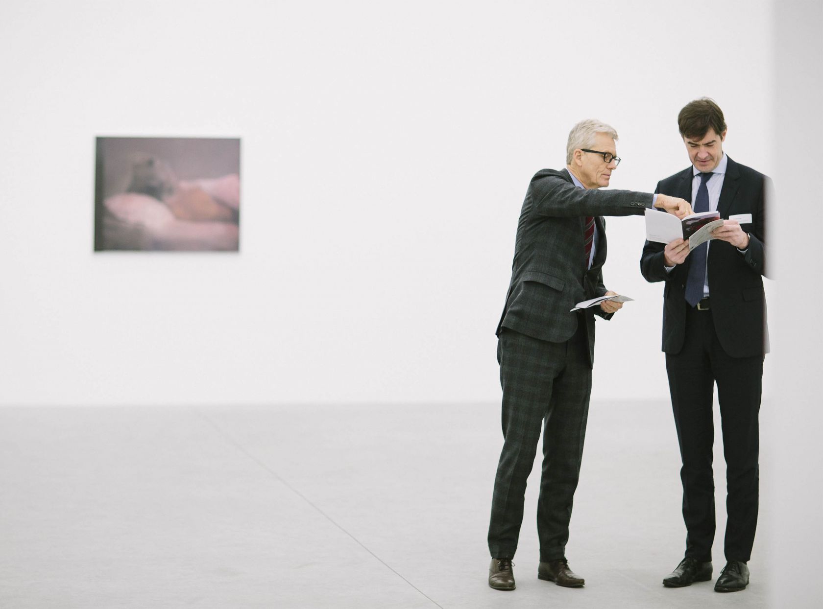 Twee mannen in een tentoonstellingszaal